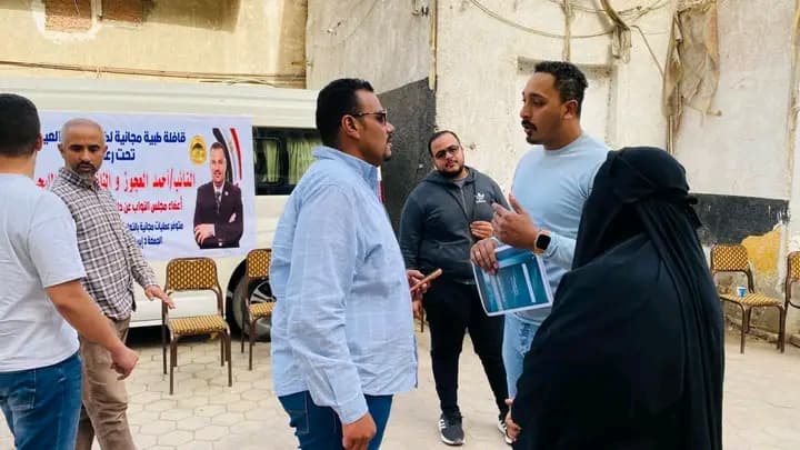 فريق المؤسسة يستقبل الأهالي عند موقع القافلة الطبية المجانية لأمراض العيون في إمبابة