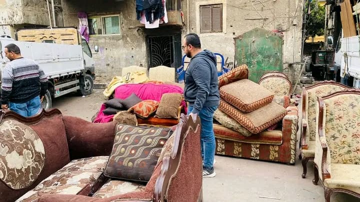 أثاث منزلي مُجهَّز للتسليم إلى الأسر المتضررة في منطقة الهنيدي بإمبابة