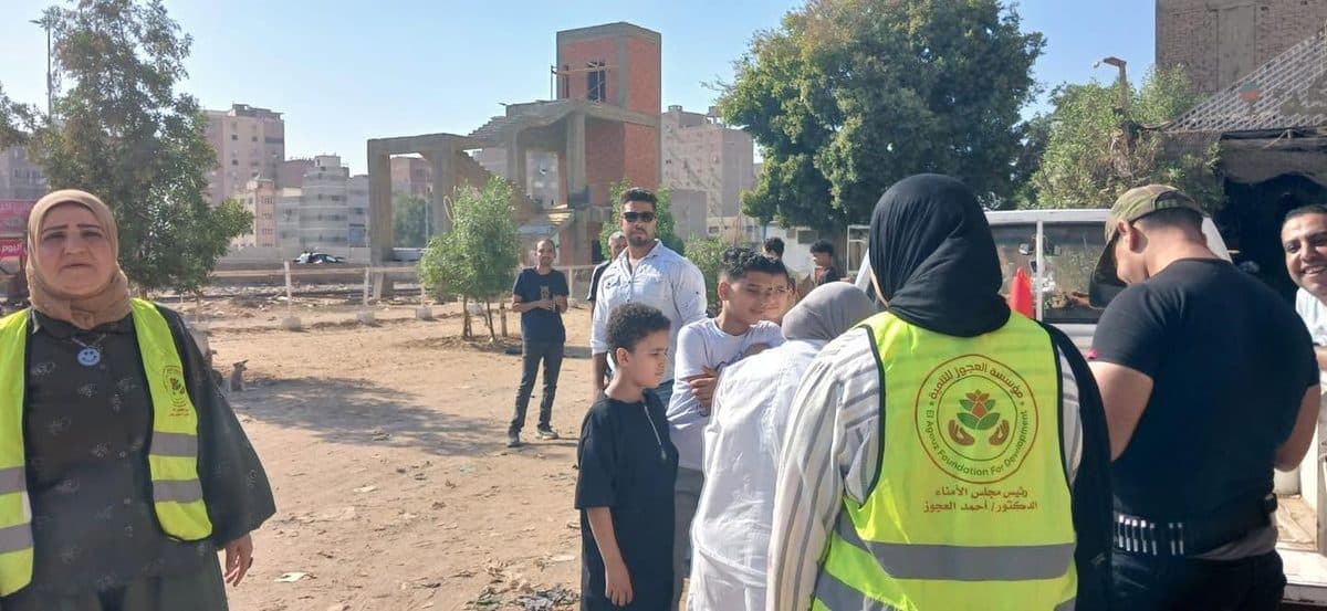 متطوعات المؤسسة يتحدثن مع الأهالي والأطفال خلال حملة التوعية بمرض السعار