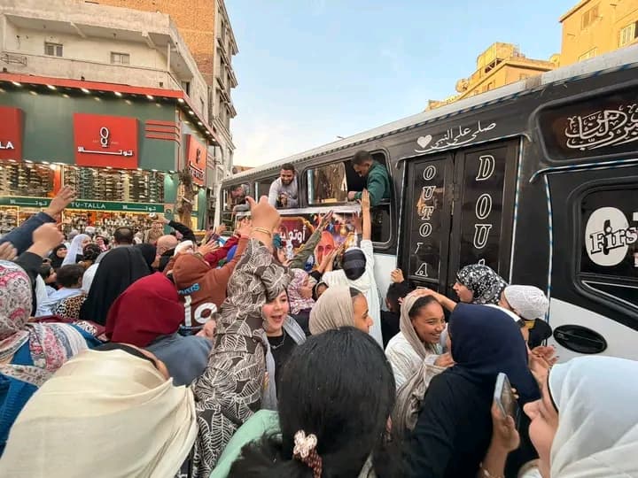 أهالي إمبابة يلتفّون حول «أوتوبيس الفرحة» في صباح عيد الفطر