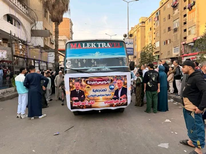 «أوتوبيس الفرحة» يجوب أحد شوارع إمبابة عقب صلاة العيد