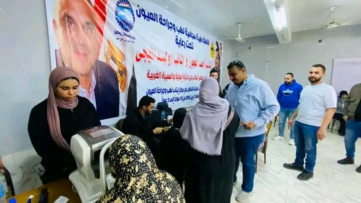 أهالٍ يخضعون لفحص النظر خلال القافلة الطبية المجانية لأمراض العيون